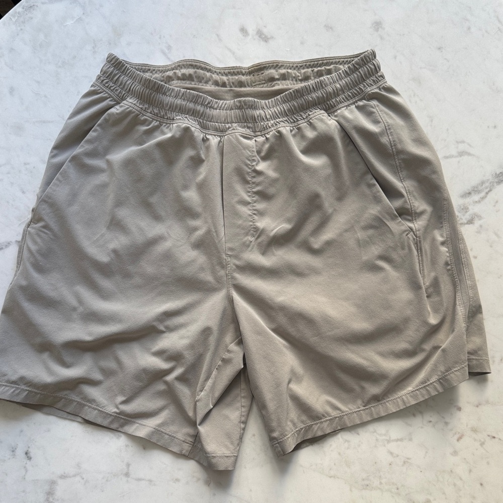Lululemon Lined Men’s Pace breaker shorts - Medium - Tan - 7in Inseam
